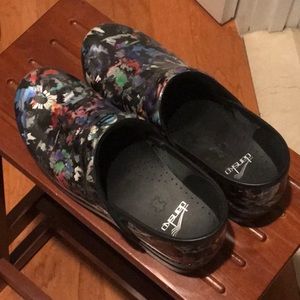 DANSKO PATENT LEATHER FLORAL CLOG 8.9/39